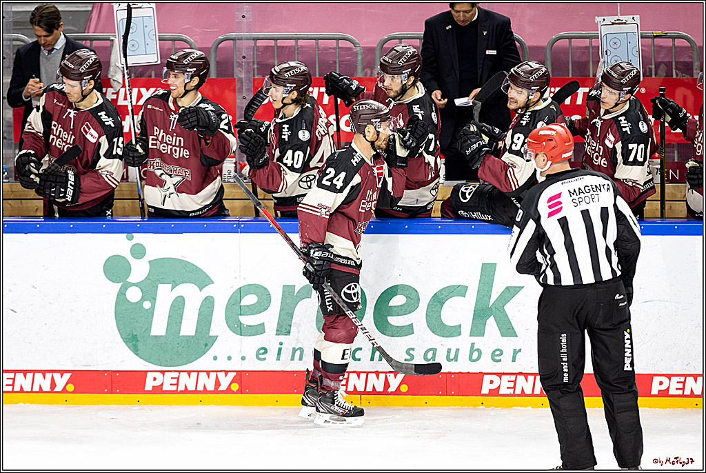 PENNY DEL;  Koelner Haie - Fischtown Pinguins Bremerhaven; Koeln, 12.02.2021